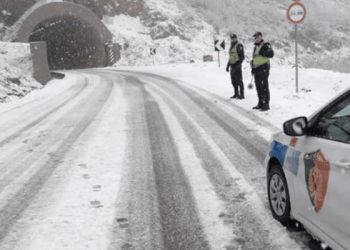 Dëbora bllokon “Rrugën e Arbrit”, policia-drejtuesve të mjeteve: Ja nga duhet të kaloni