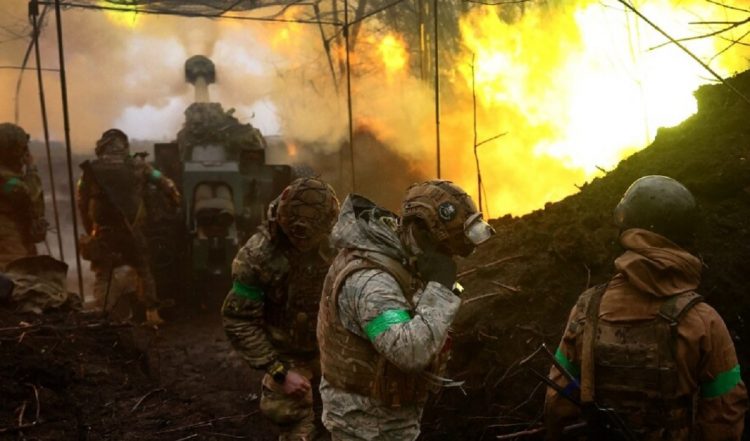 Rusia vazhdon sulmet ndaj qytetit të rrethuar të Bahmutit