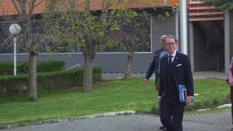 Ministri suedez kërkon formimin e asociacionit në Kosovë: Nëse firmos, duhet ta zbatosh