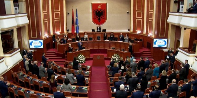 U larguan nga Kuvendi për zgjedhjet, dy kandidatë për deputetë refuzojnë mandatin