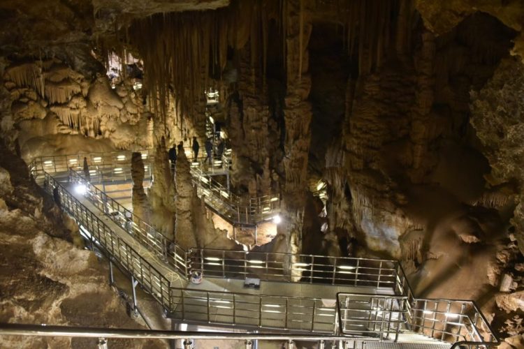 FOTO/Brenda shpellës 150 milionë vjeçare të Karaçës, bota misterioze nëntokë