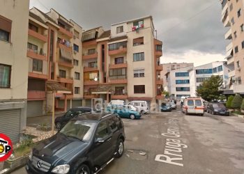 Babai takon vajzën, e rrëmben dhe e qeth që të mos e njohin
