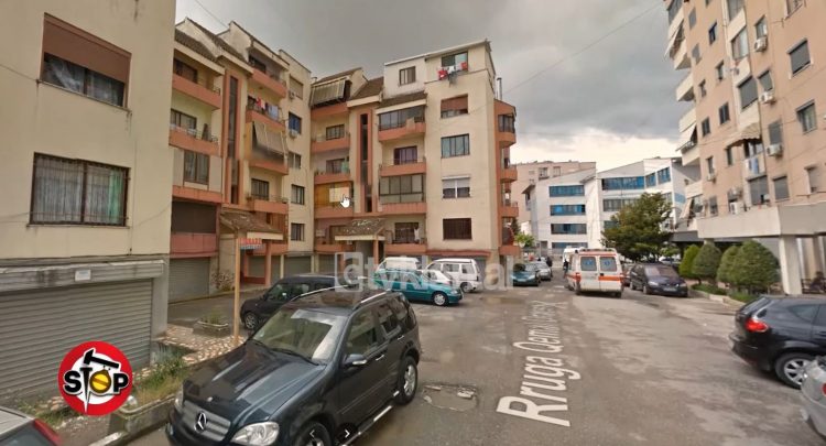 Babai takon vajzën, e rrëmben dhe e qeth që të mos e njohin