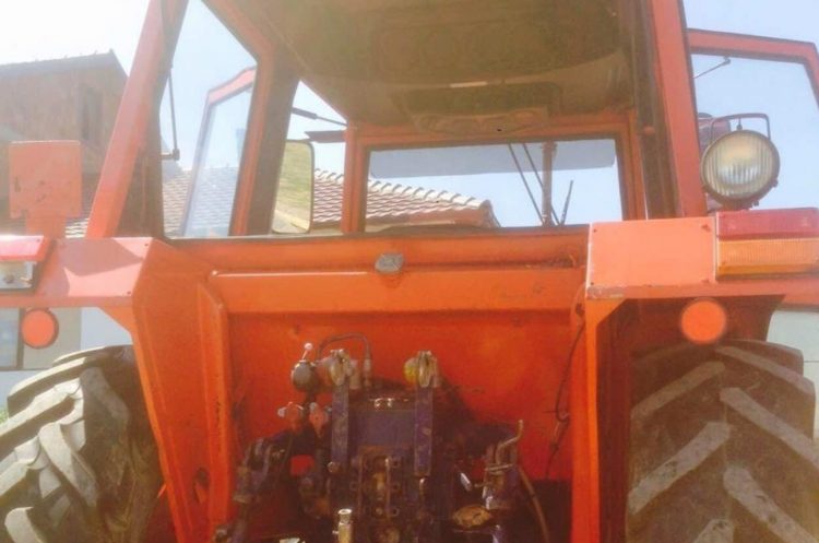 Traktori përmbyset dhe e zë poshtë, vdes 55-vjeçari që po punonte tokat bujqësore