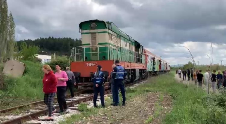 Treni përplas një grua në Lezhë, transportohet me urgjencë në spital
