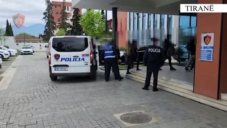 Tiranë/ Trafik emigrantësh dhe kultivim kanabisi, 3 në pranga