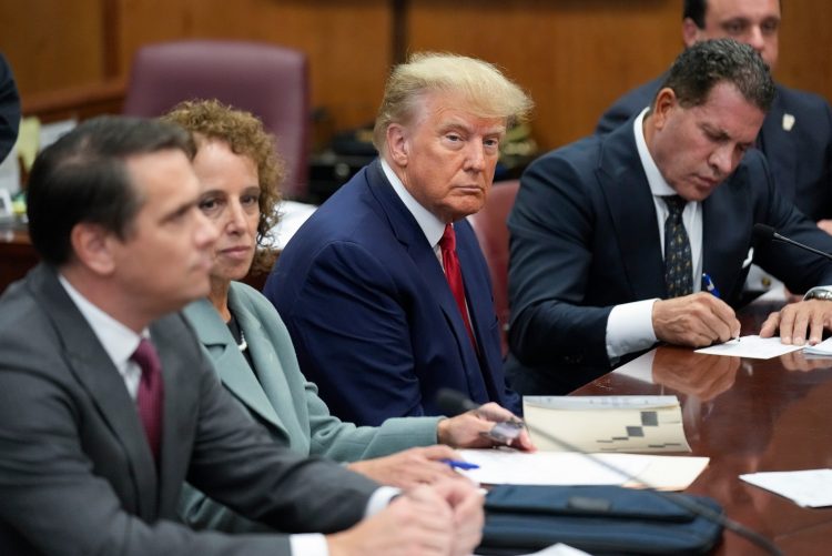I pari president në historinë e SHBA që merret nën arrest, video e Trump brenda gjykatës