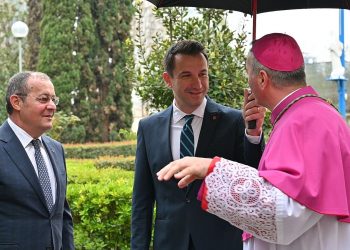 Veliaj uron Pashkën:Përfundon Kisha Katolike, nisim rindërtimin e Kishës se Shën Prokopit