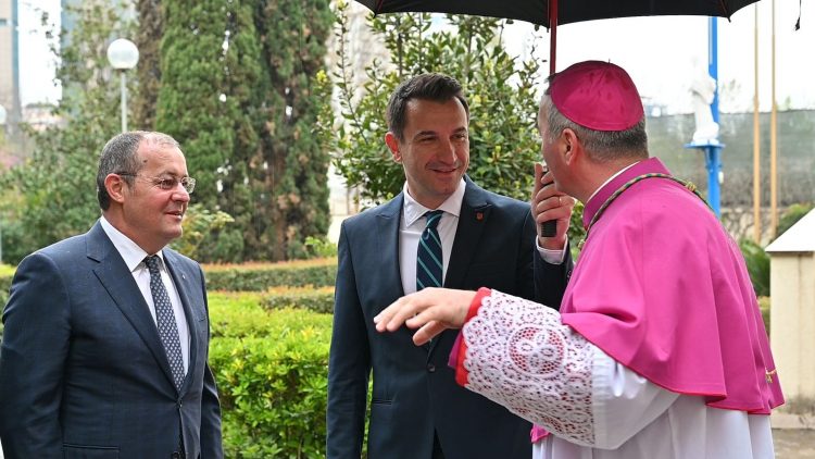 Veliaj uron Pashkën:Përfundon Kisha Katolike, nisim rindërtimin e Kishës se Shën Prokopit