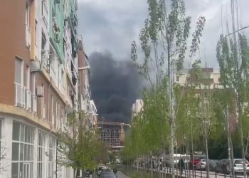 Shtëllunga tymi mbulojnë zonën e Bulevardit të Ri, bie zjarr në një pallat në ndërtim