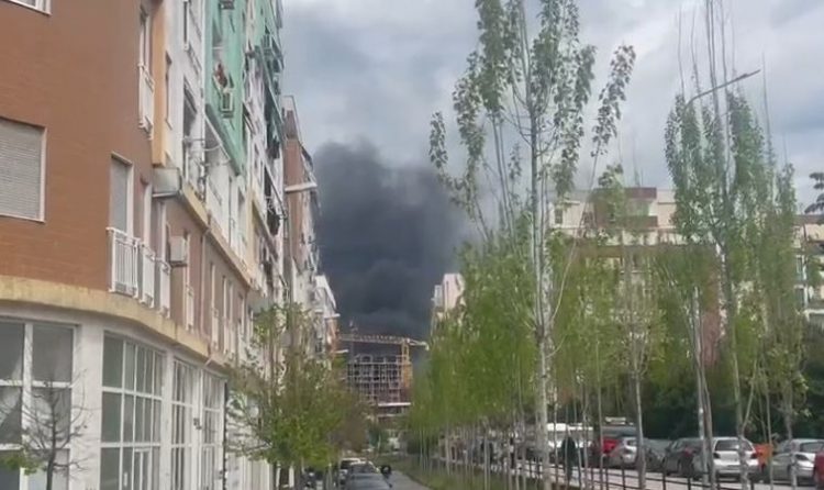 Shtëllunga tymi mbulojnë zonën e Bulevardit të Ri, bie zjarr në një pallat në ndërtim