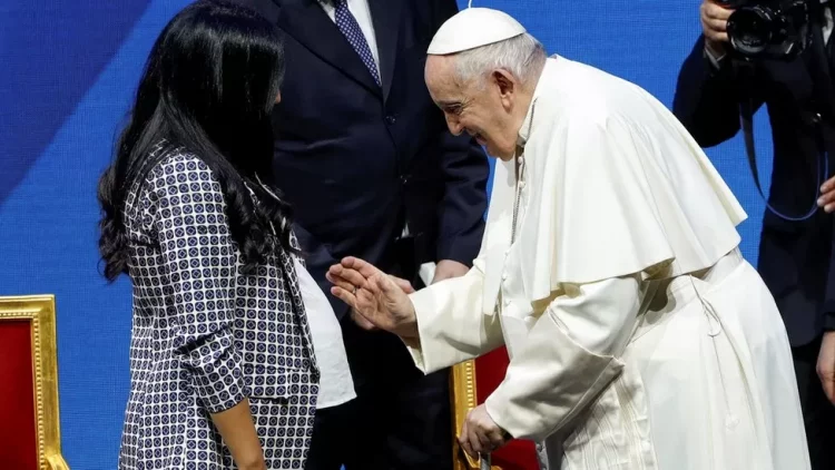 Papa Françesku paralajmëron: Kafshët shtëpiake nuk duhet të zëvendësojnë fëmijët në Itali