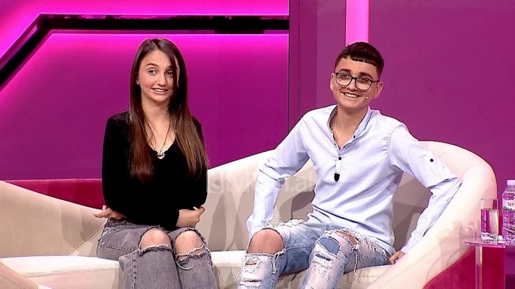 “Ke sjellë ndonjë lek?”, pyetja e parë që 14-vjeçari i bën të atit kur kthehet nga Greqia