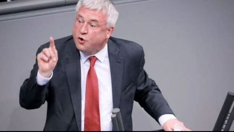 Deputeti gjerman mbron Kosovën: Po zbaton të drejtat ligjore në territorin e saj