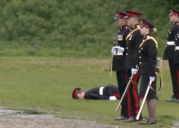 Kurorëzimi i mbretit Charles III, ushtari bie përtokë pa ndjenja gjatë ceremonisë (VIDEO)