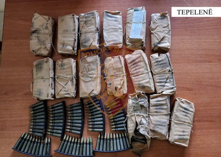 Iu gjetën 540 fishekë luftarakë, arrestohet 39-vjeçari në Tepelenë