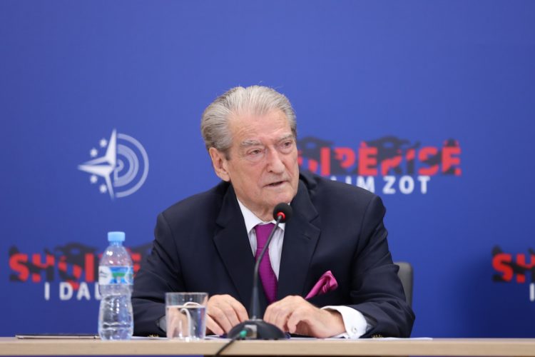 Berisha: Vota e blerë haptas, 670 mijë zarfa me 50 mijë Lekë dorëzuar çdo pensionisti