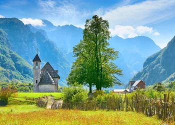 “E lë zemrën në Shqipëri”, shkrimtari polak flet për vendin tonë në “The Guardian”