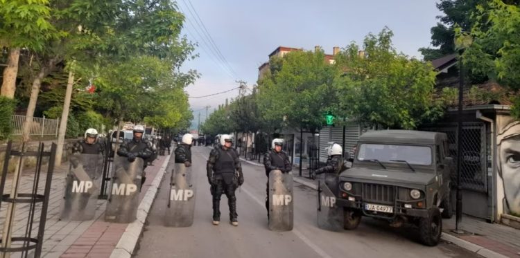 Diplomatët e huaj dënojnë dhunën ndaj KFOR-it dhe gazetarëve në veri