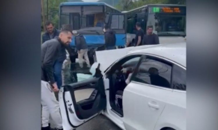 Autobusi përplaset me automjetin, raportohet për të plagosur