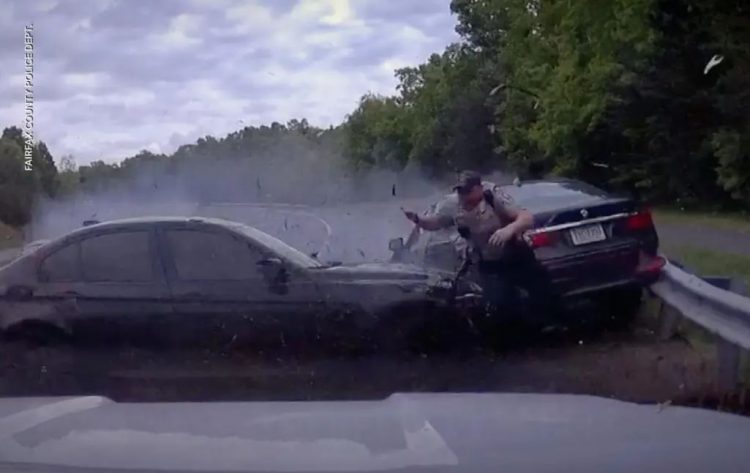 VIDEO/ Momenti kur polici shpëton për pak sekonda nga vdekja