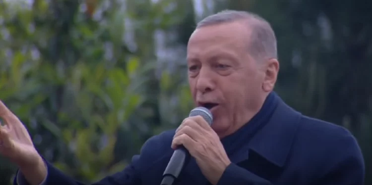 Video/ Pas fitores, Erdogan ia merr këngës mbi autobus para mijëra mbështetësve të tij