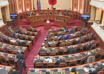 Deputetët rikthehen në parlament, PS kërkon votat e demokratëve për…