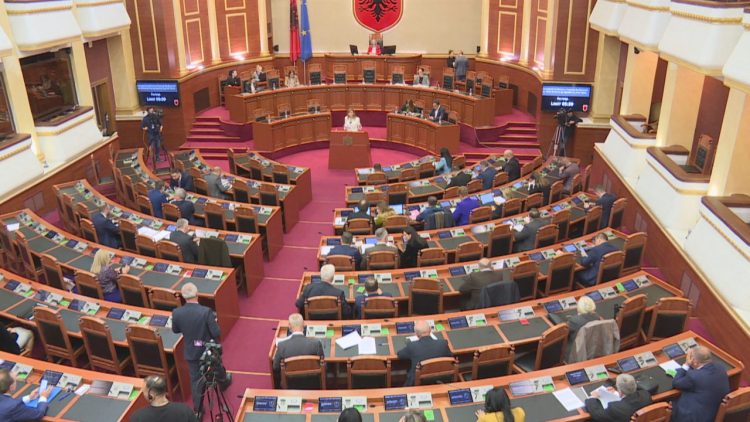 Deputetët rikthehen në parlament, PS kërkon votat e demokratëve për…