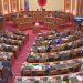 Deputetët rikthehen në parlament, PS kërkon votat e demokratëve për…