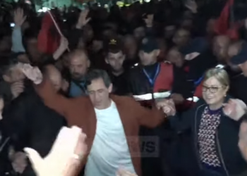 Foto/ Në rrugët e Kamzës, Rakip Suli feston fitoren duke kërcyer me Lindita Nikollën