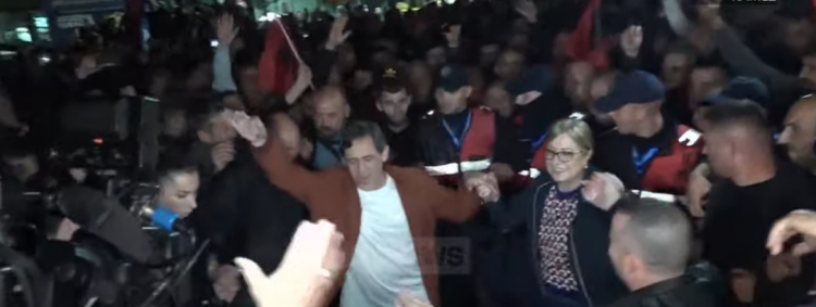 Foto/ Në rrugët e Kamzës, Rakip Suli feston fitoren duke kërcyer me Lindita Nikollën