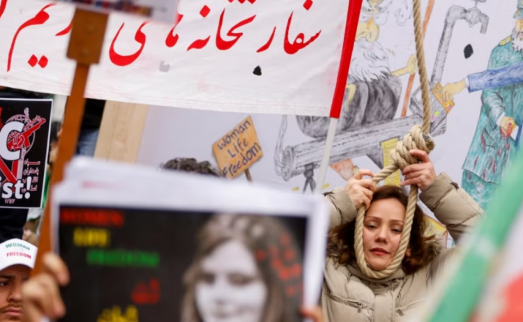 Gratë protestojnë brenda burgut kundër ekzekutimeve në Iran