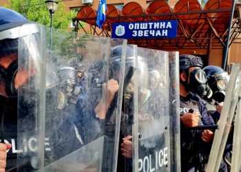 Tensionohet situata në Zveçan/ Digjet një automjet, raportohet për të plagosur