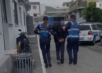Dhunoi prindërit e tij/ Arrestohet i riu në Elbasan, mbante municion luftarak në banesë