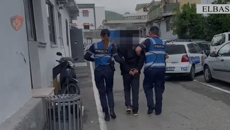Dhunoi prindërit e tij/ Arrestohet i riu në Elbasan, mbante municion luftarak në banesë