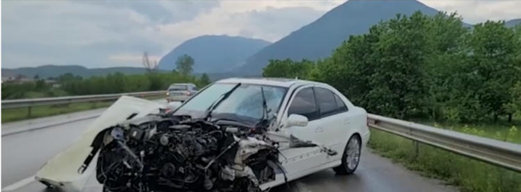 Përplasen dy automjete në aksin Bilisht-Korçë, plagosen tre persona