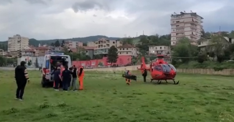Dy të plagosurit nga aksidenti në Qafë Thanë transportohen me helikopter drejt Traumës