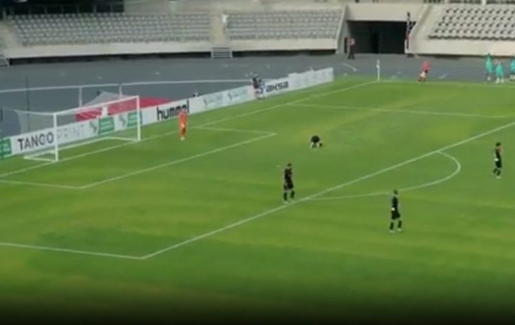 VIDEO/ Autogoli më qesharak që keni parë ndonjëherë