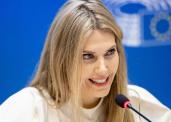 Nën arrest shtëpiak, Eva Kaili kërkon të vazhdojë punën si eurodeputete në PE
