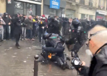 Protesta të dhunshme, një polici i vihet flaka nga protestuesit në Paris (VIDEO)