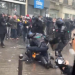Protesta të dhunshme, një polici i vihet flaka nga protestuesit në Paris (VIDEO)