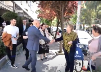 Bejko fushatë në rrugët e Tiranës, qytetarja: Na pëlqen, por do votoj Veliajn