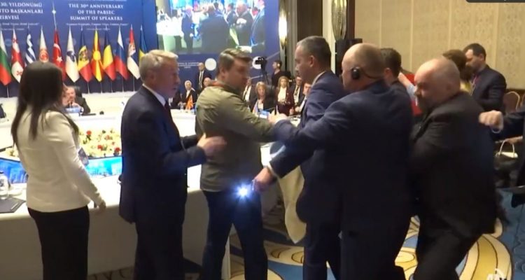 VIDEO/ Delegacionet ukrainase dhe ruse përleshen gjatë samitit në Turqi