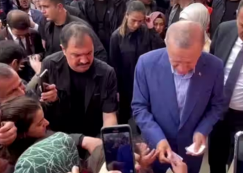 Erdogan është filmuar duke i dhënë para mbështetësve në qendrën e votimit