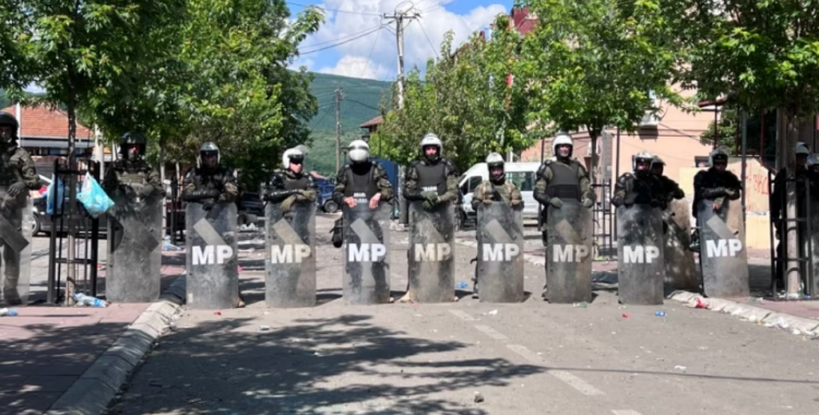 NATO shton forcat në Kosovë pas dhunës së ushtruar në Veri