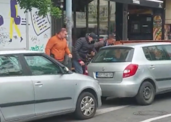 Arrestohet babai i të riut që vrau 9 persona, policia: Vizitonin poligonin e qitjes