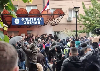 Tensionohet situata në veri të Kosovës, raportohen të shtëna dhe gaz lotsjellës në Zveçan