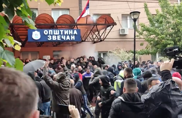 Tensionohet situata në veri të Kosovës, raportohen të shtëna dhe gaz lotsjellës në Zveçan