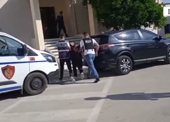 Grabitën një dyqan në Lushnjë, kapen 2 të rinjtë në tentativë për t’u arratisur