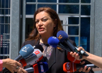 Kallëzimi për kryebashkiakun e Kuçovës,Vokshi:Janë shpërndarë thasë me miell derë me derë